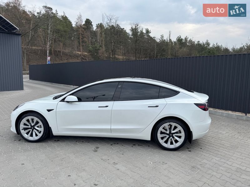 Седан Tesla Model 3 2022 в Киеве