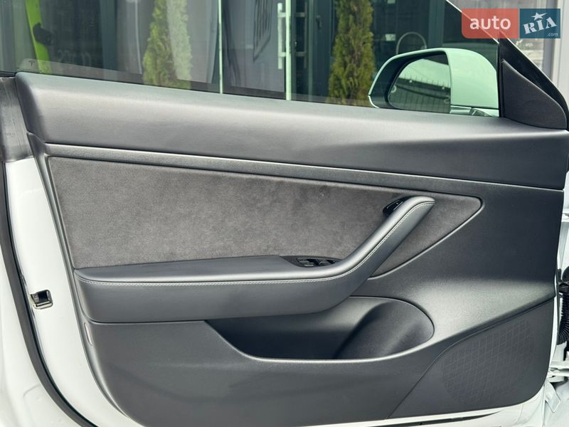 Седан Tesla Model 3 2019 в Киеве