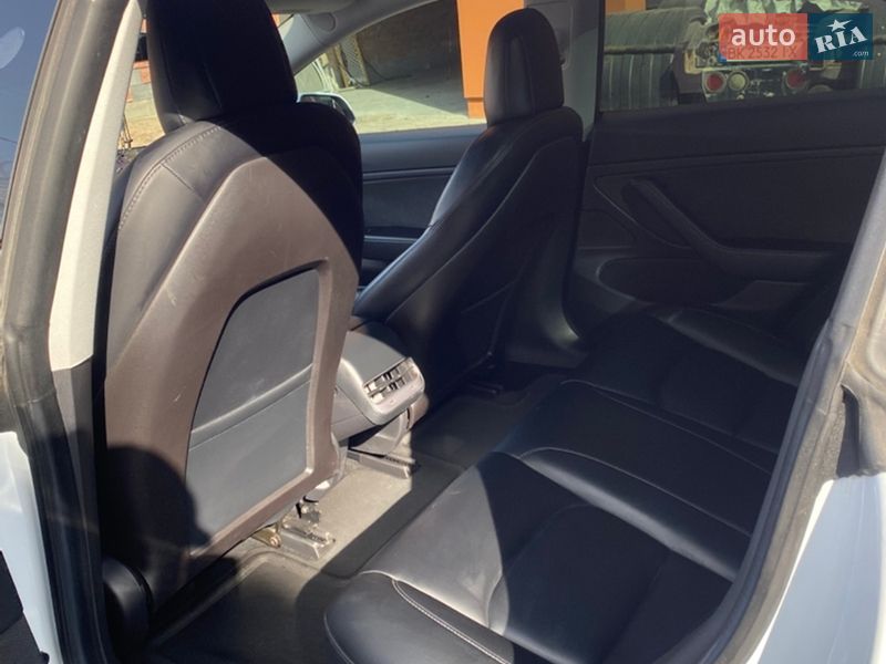 Седан Tesla Model 3 2019 в Ровно