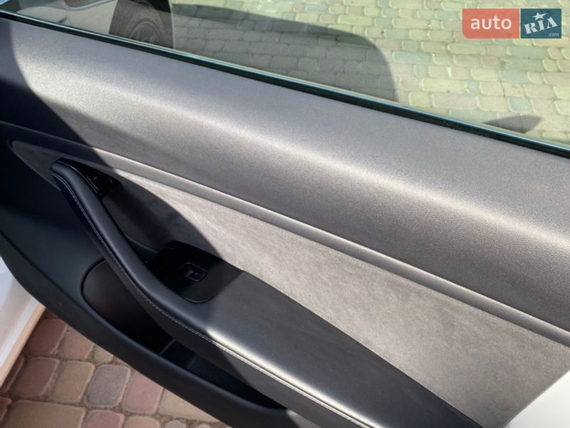 Седан Tesla Model 3 2019 в Ровно