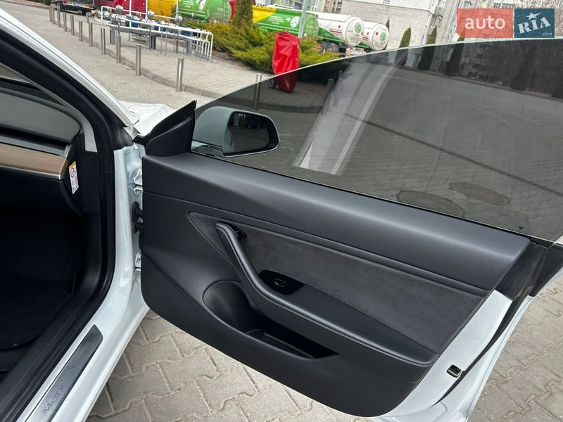 Седан Tesla Model 3 2019 в Житомирі