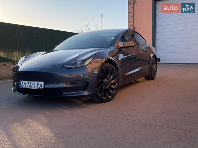 Седан Tesla Model 3 2021 в Коростене