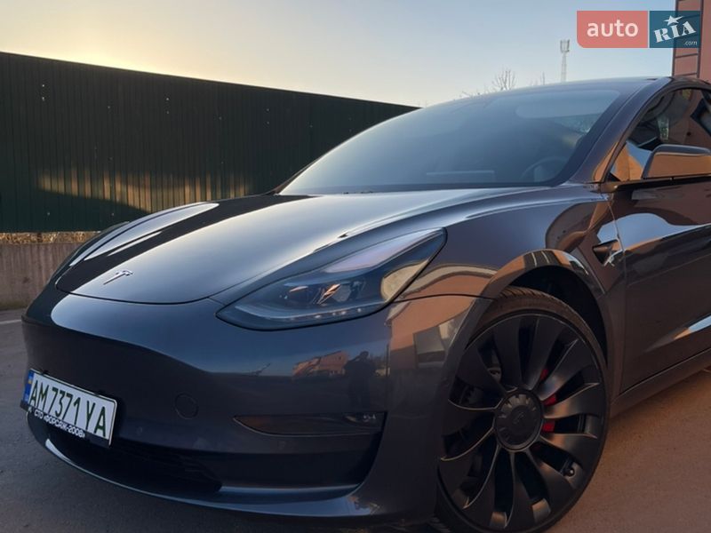 Седан Tesla Model 3 2021 в Коростене