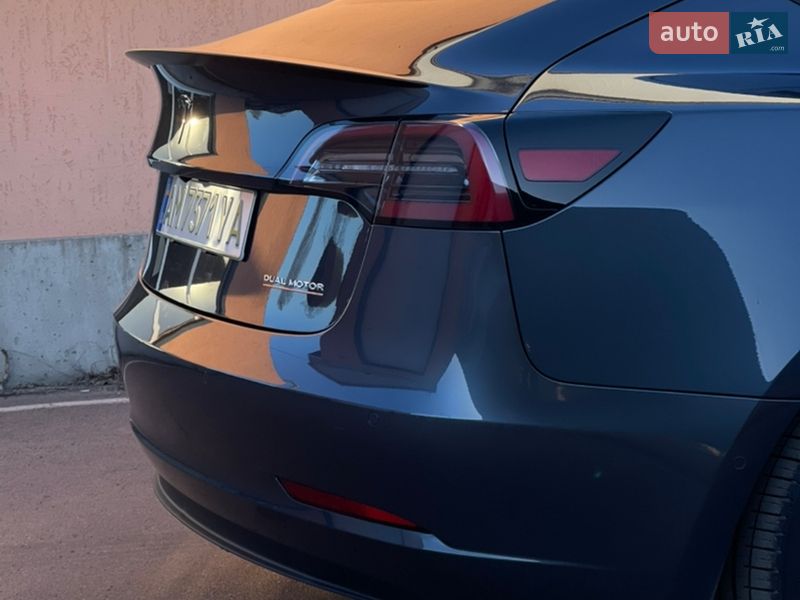 Седан Tesla Model 3 2021 в Коростені