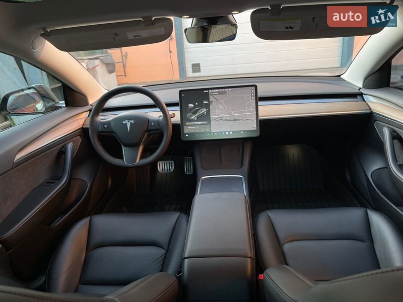 Седан Tesla Model 3 2021 в Коростене