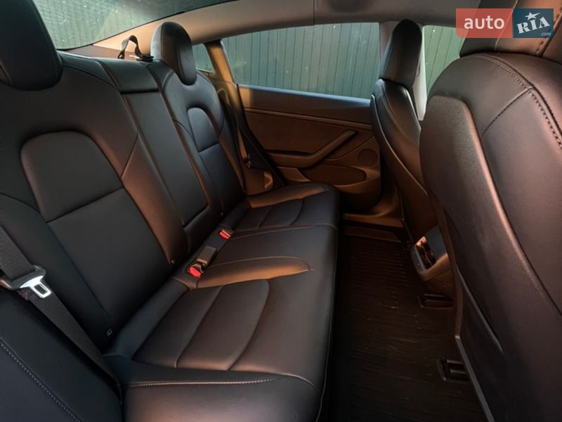 Седан Tesla Model 3 2021 в Коростене