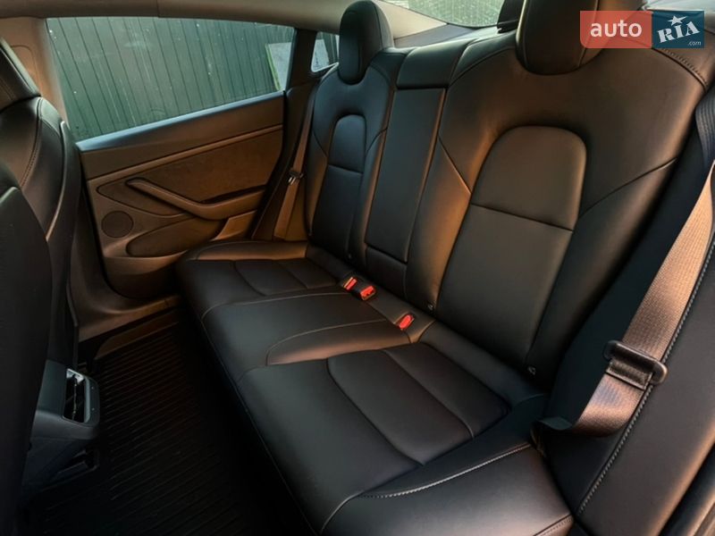 Седан Tesla Model 3 2021 в Коростені