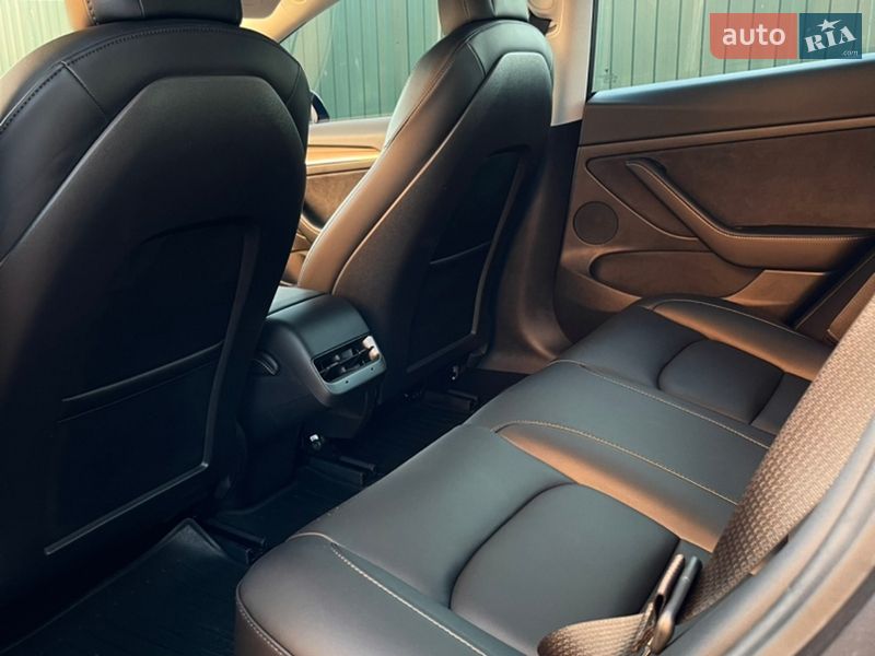 Седан Tesla Model 3 2021 в Коростене