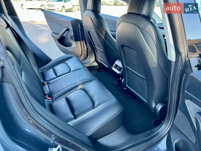 Седан Tesla Model 3 2020 в Рівному