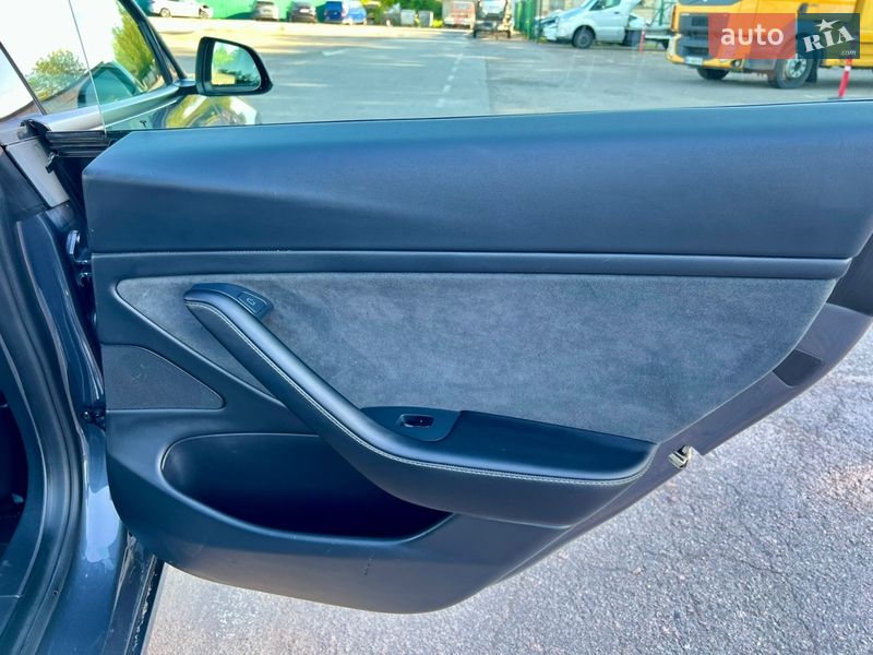 Седан Tesla Model 3 2020 в Рівному