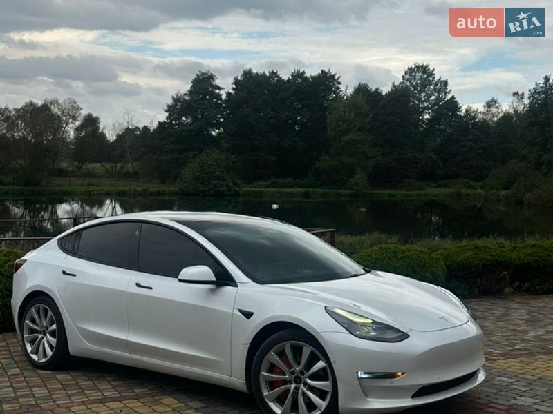 Седан Tesla Model 3 2021 в Львові