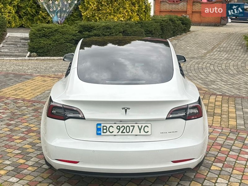 Седан Tesla Model 3 2021 в Львові