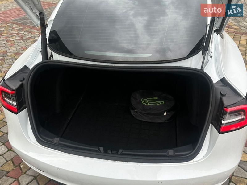 Седан Tesla Model 3 2021 в Львові