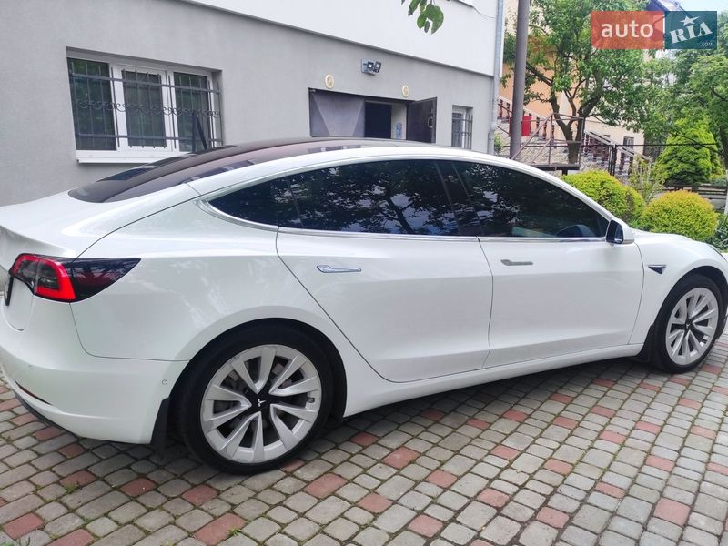 Седан Tesla Model 3 2018 в Львове