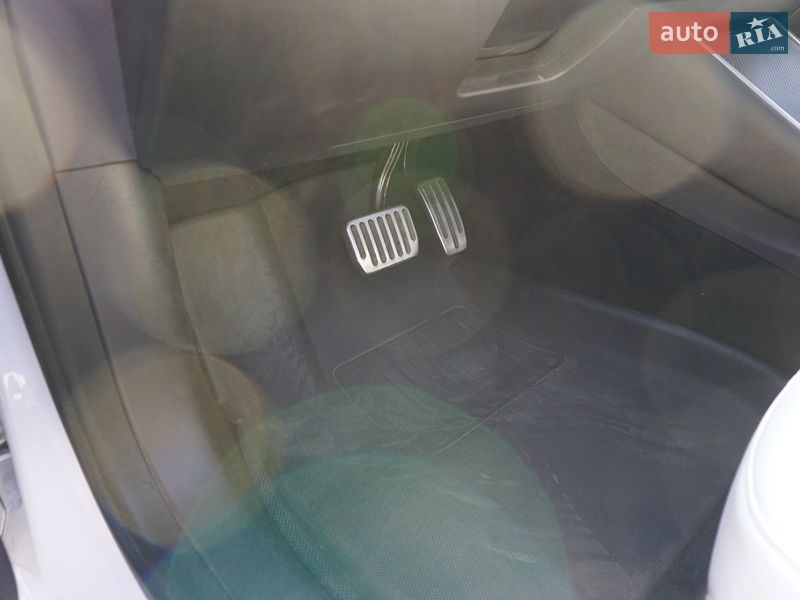 Седан Tesla Model 3 2019 в Киеве