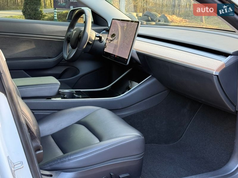 Седан Tesla Model 3 2020 в Дрогобыче