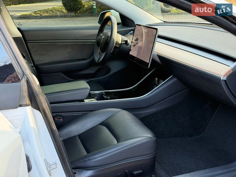 Седан Tesla Model 3 2020 в Дрогобыче