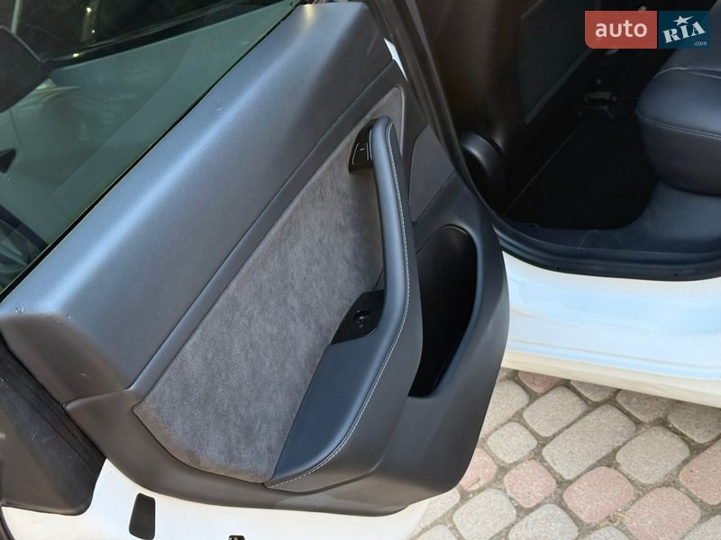 Седан Tesla Model 3 2020 в Дрогобыче