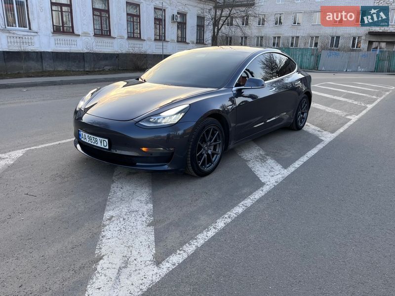 Седан Tesla Model 3 2020 в Радомишлі