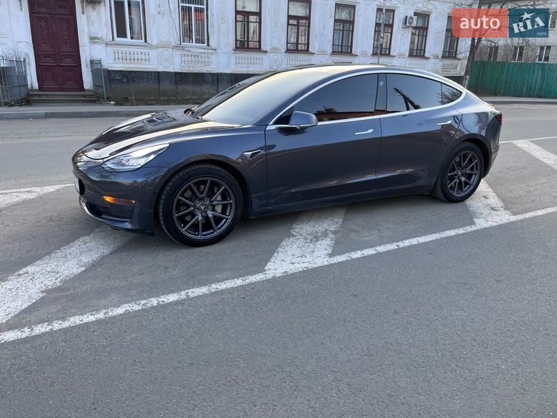 Седан Tesla Model 3 2020 в Радомишлі