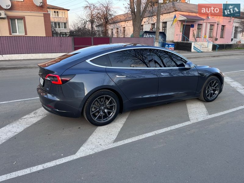 Седан Tesla Model 3 2020 в Радомишлі