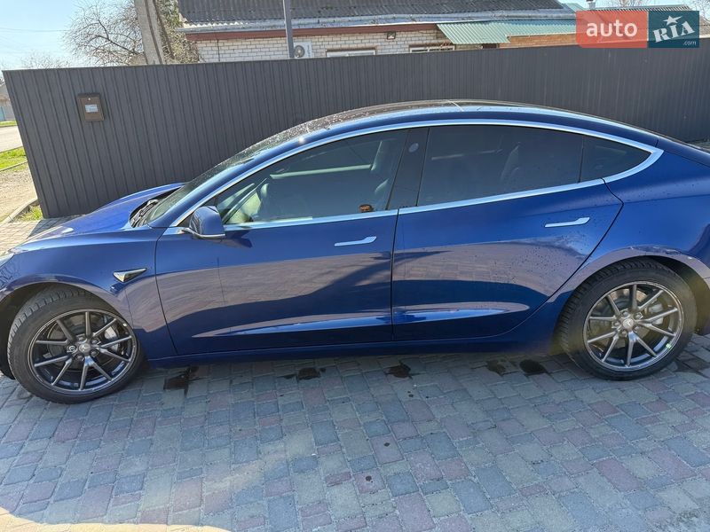 Седан Tesla Model 3 2018 в Смілі