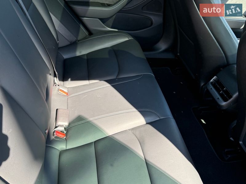 Седан Tesla Model 3 2018 в Смілі
