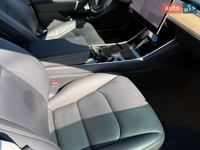 Седан Tesla Model 3 2018 в Смілі