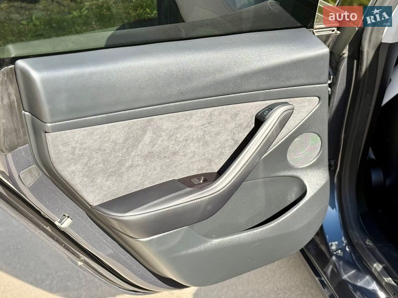 Седан Tesla Model 3 2023 в Дніпрі