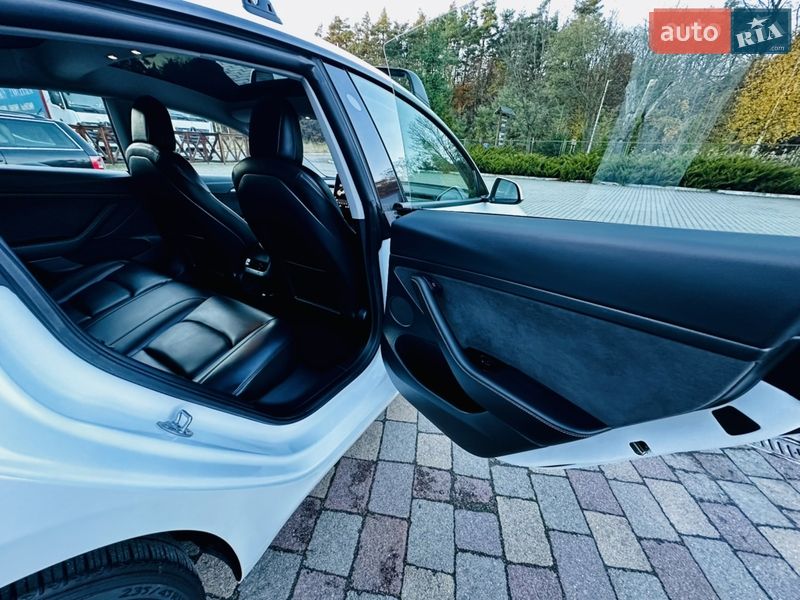 Седан Tesla Model 3 2021 в Виннице