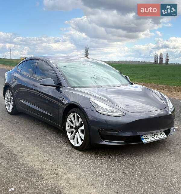 Седан Tesla Model 3 2018 в Ровно