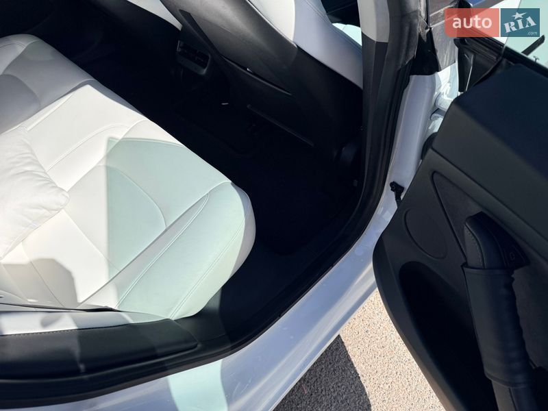 Седан Tesla Model 3 2021 в Львове