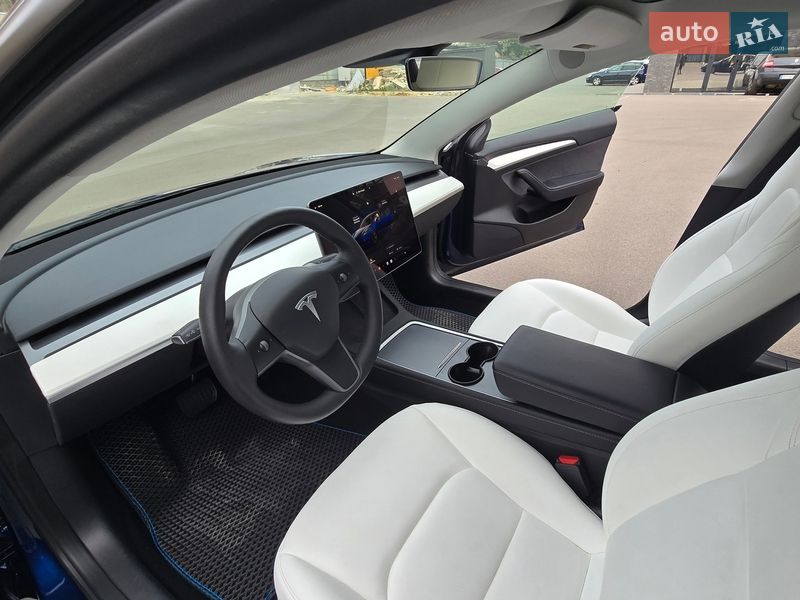 Седан Tesla Model 3 2023 в Ужгороді