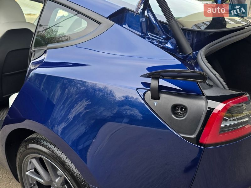 Седан Tesla Model 3 2023 в Ужгороді