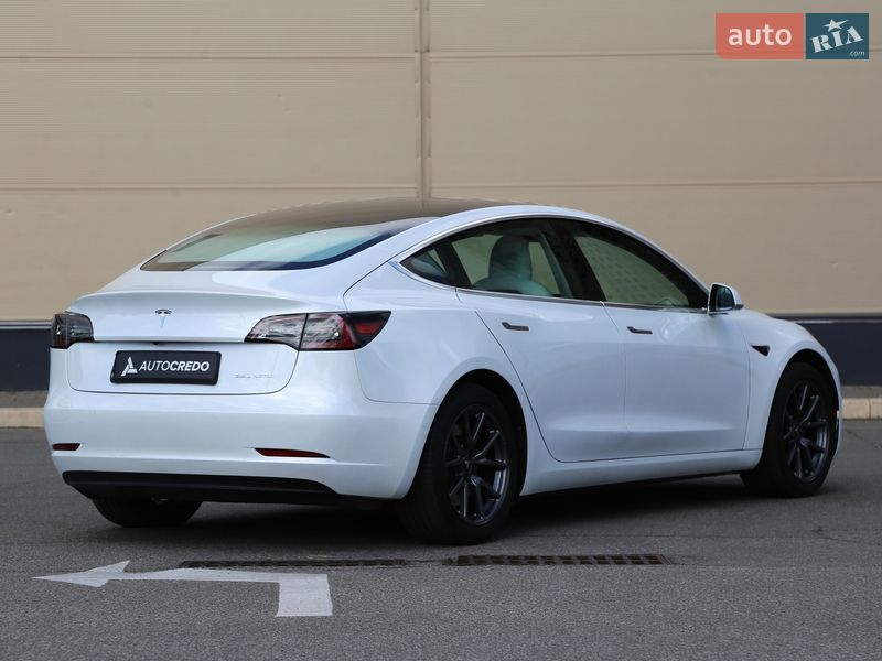 Седан Tesla Model 3 2020 в Киеве