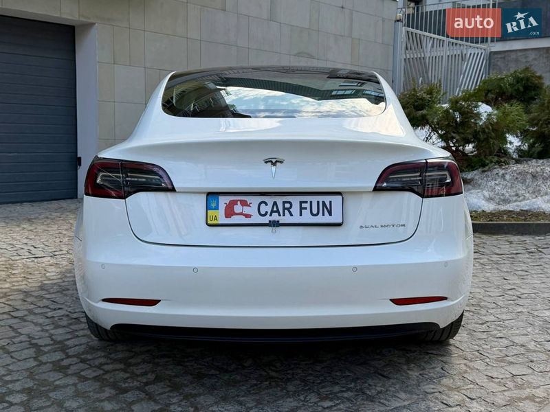 Седан Tesla Model 3 2022 в Львові