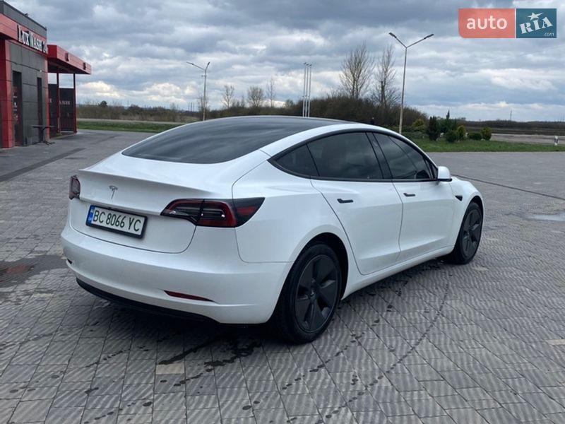 Седан Tesla Model 3 2023 в Буске