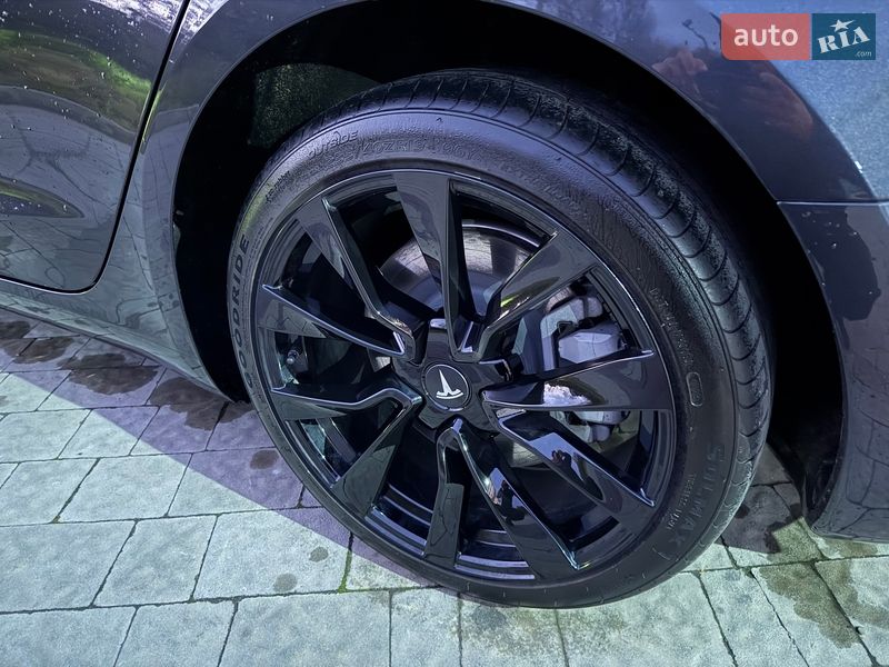 Седан Tesla Model 3 2024 в Львове