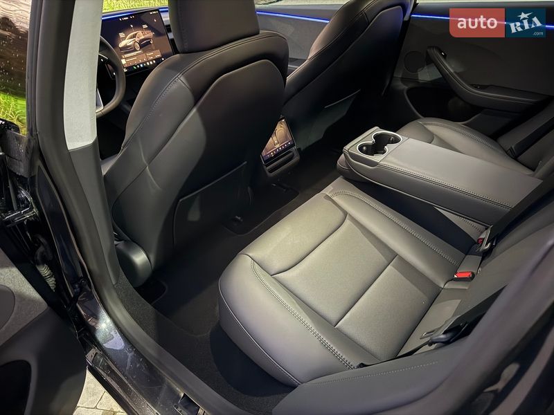 Седан Tesla Model 3 2024 в Львове