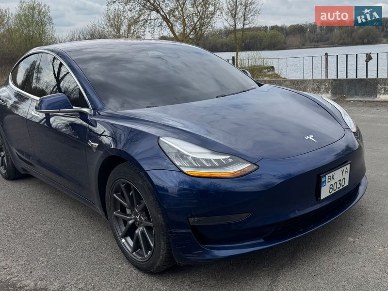 Седан Tesla Model 3 2018 в Ровно