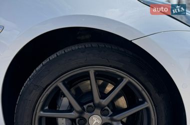 Седан Tesla Model 3 2020 в Черновцах
