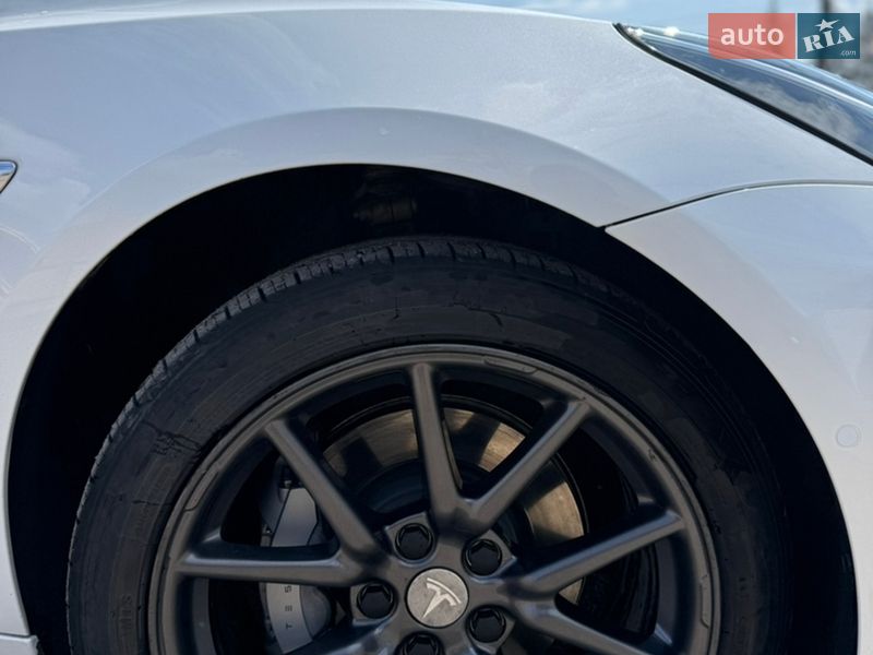 Седан Tesla Model 3 2020 в Черновцах