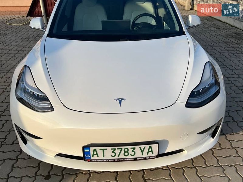 Седан Tesla Model 3 2018 в Долині