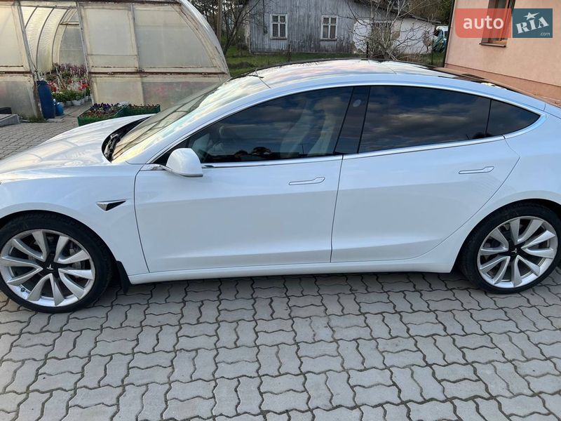 Седан Tesla Model 3 2018 в Долині