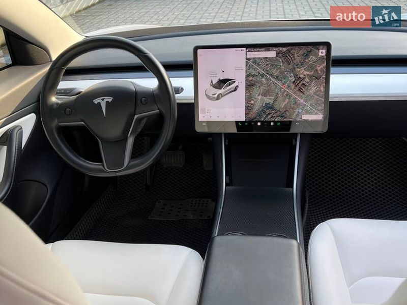 Седан Tesla Model 3 2018 в Долині