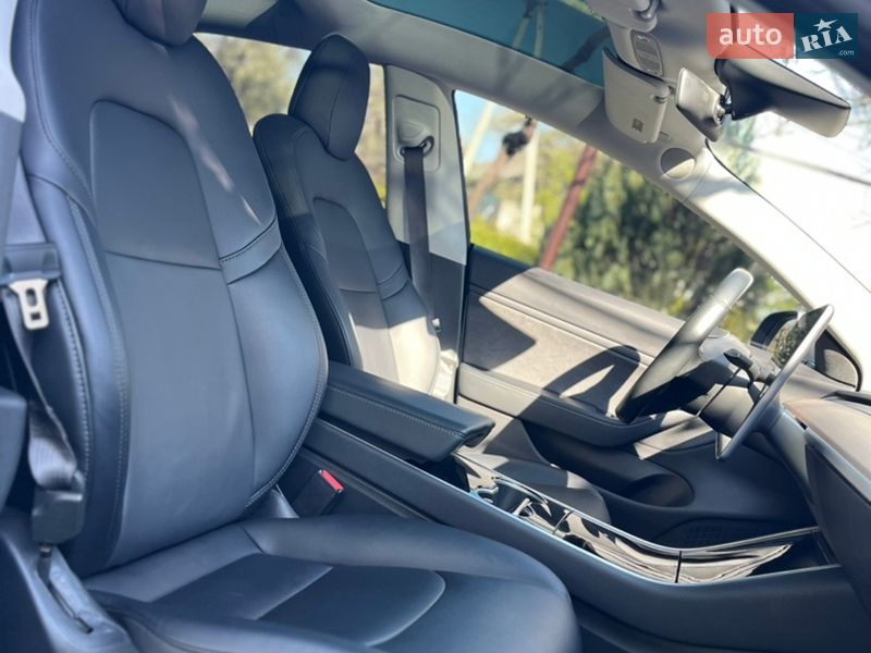 Седан Tesla Model 3 2018 в Ужгороді