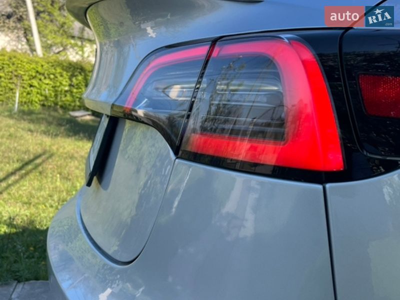 Седан Tesla Model 3 2018 в Ужгороді