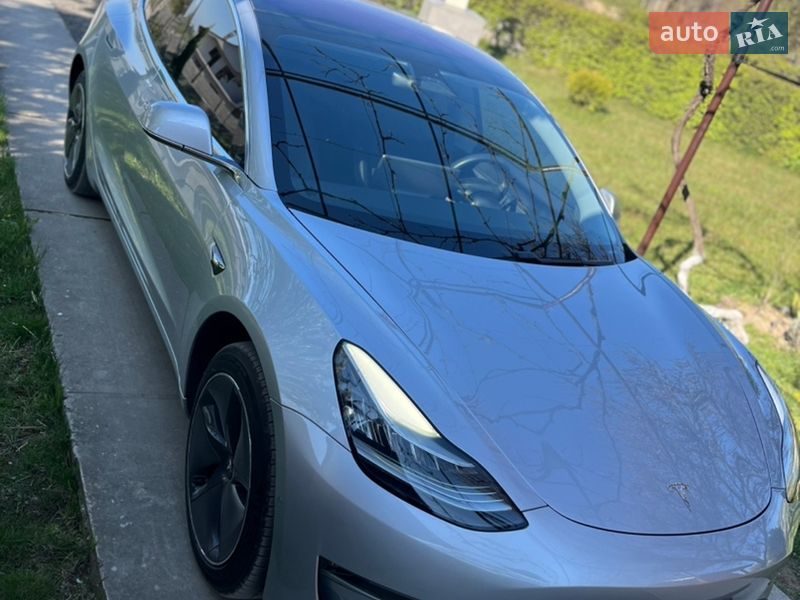 Седан Tesla Model 3 2018 в Ужгороді