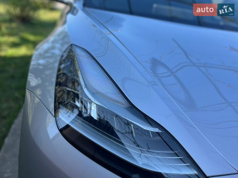 Седан Tesla Model 3 2018 в Ужгороді