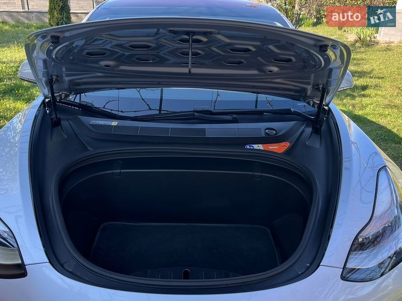Седан Tesla Model 3 2018 в Ужгороді